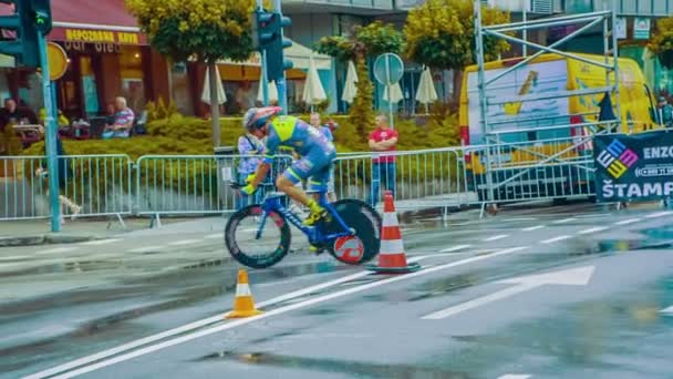 Machen Die Sportler Eine Langsame Kurve Und Geben Dann Wieder — Stockvideo