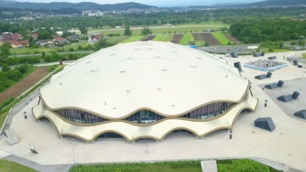 Ένα Όμορφο Στρογγυλό Αθλητικό Στάδιο Βρίσκεται Στη Βόρεια Λιουμπλιάνα Αεροπλάνο — Αρχείο Βίντεο