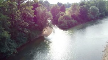 Güneşin suyu yansıttığını görebiliyoruz. Gerçekten güzel bir yaz günü. Hava görüntüsü.