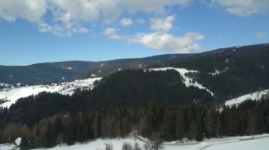 Güzel bir kış günü kar doğanın çoğunu kaplıyor. Hava görüntüsü.