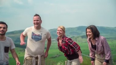 Mutlu arkadaşlar birlikte geziye çıkmışlar ve aynı anda havaya zıplıyorlar..