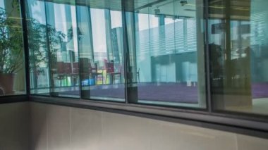 Birisi yürüyen merdivenden aşağı iniyor. Aşağıda başka bir bölüm daha var..