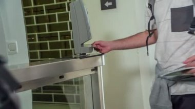 Genç bir adam biletini tarar ve müzeye girer..