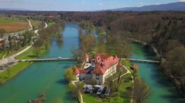 Mavi nehri ve antik şatosu olan güzel bir parkın hava görüntüleri.