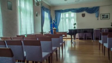 Odadaki koltuklar düğün için güzel düzenlenmiş. Odada büyük siyah bir piyano var..