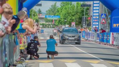 Kazanan bitiş çizgisini geçiyor. Kalabalık onları alkışlıyor..