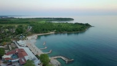 Mavi ve yeşil sahil beldesi. Hava görüntüsü. Yaz zamanı..