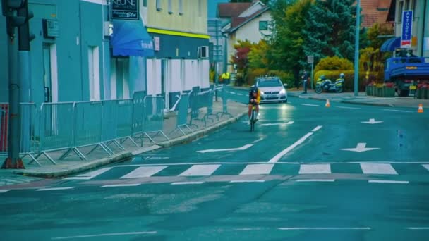 Egy Közúti Kerékpárversenyző Halad Kereszteződésen Közlekedési Lámpákon — Stock videók