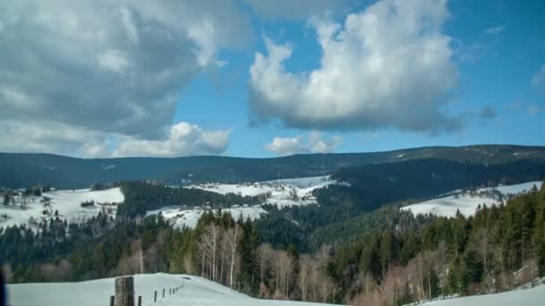 Ligt Sneeuw Heuvels Iemand Observeert Het Prachtige Landschap Het Winter — Stockvideo