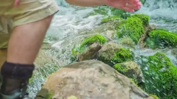 Mężczyzna Dotyka Wody Oblewa Wodą Kogoś Kto Stoi Blisko Wodospadu — Wideo stockowe