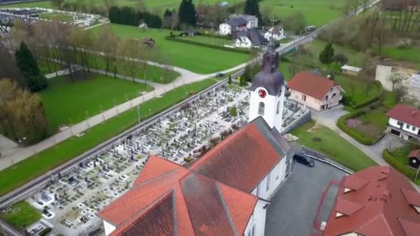 大きな教会と墓地 空中射撃だ教会は村の外にあります — ストック動画
