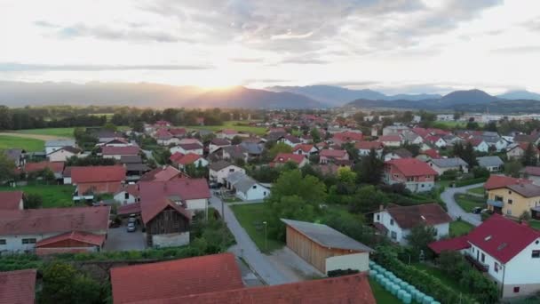 Una Puesta Sol Increíble Detrás Las Colinas Disparo Aéreo Eslovenia — Vídeo de stock