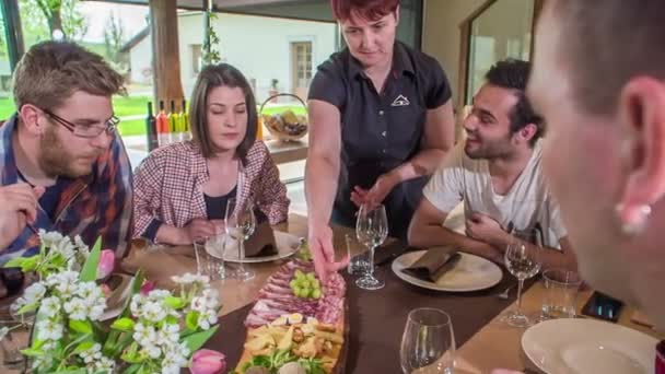 Serveerster Legt Gasten Uit Wat Voor Eten Een Tafel Ligt — Stockvideo