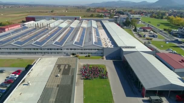 Trabalhadores Estão Grama Fora Fábrica Painéis Solares Telhado Edifício Principal — Vídeo de Stock