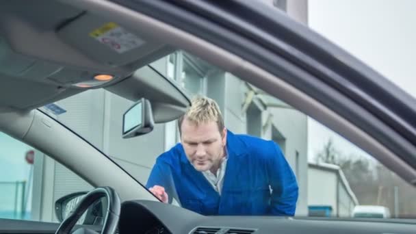 Filmato Del Riparatore Che Lavora Alla Stazione Riparazione Dell Automobile — Video Stock