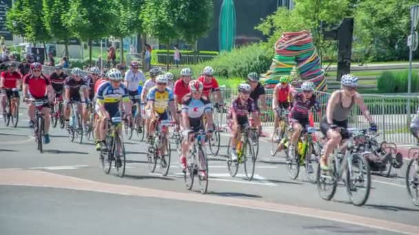 Bütün Erkekler Kalabalıkta Birbirine Yapışıyor Bisiklet Yarışı Için Güneşli Bir — Stok video
