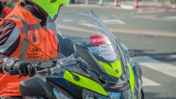 Ochroniarz Motocyklu Czeka Przy Ogrodzeniu — Wideo stockowe