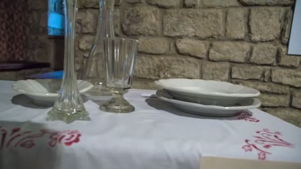 玻璃杯和盘子放在桌子上 桌上的客人随时都可以到达 — 图库视频影像