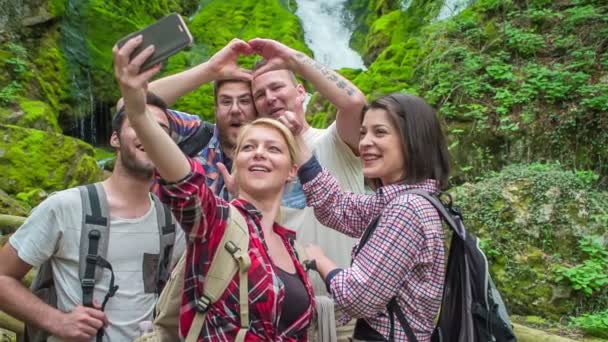 Los Amigos Están Tomando Una Foto Mismos Frente Una Cascada — Vídeo de stock