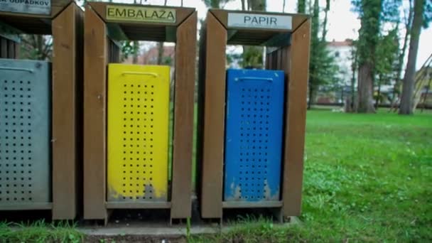 Три Різні Сміттєві Баки Різних Кольорів Люди Цьому Районі Розділяють — стокове відео