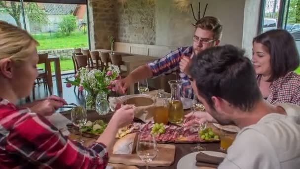 Grupa Przyjaciół Siedzi Restauracji Przystawkę Jedzenie Wygląda Niesamowicie — Wideo stockowe