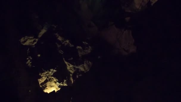 暗闇が洞窟の中にあり 1つの光だけがオンになっています — ストック動画