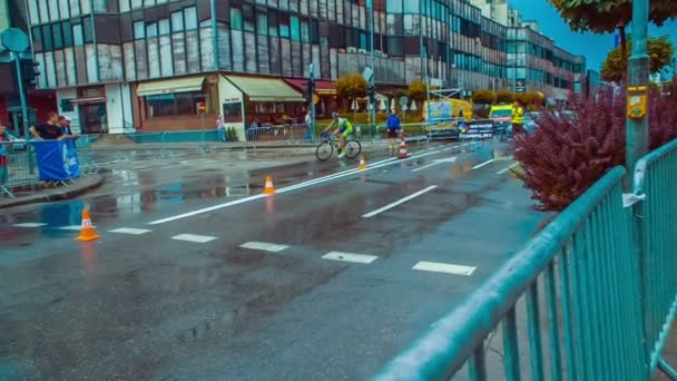 Een Racer Maakt Een Bocht Rijdt Tegengestelde Richting Een Natte — Stockvideo