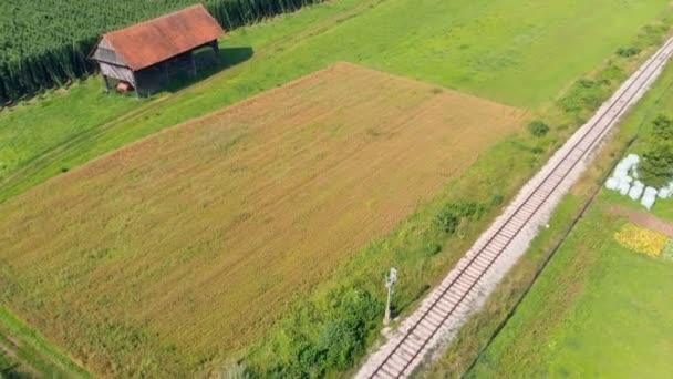 Uma Pequena Casa Madeira Lado Campo Tiro Aéreo Belo Dia — Vídeo de Stock