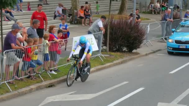 Mladý Sportovec Světle Modrém Obleku Otočí Jede Ním Auto Stejné — Stock video