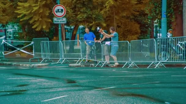 Люди Стоят Забором Ждут Велосипедистов — стоковое видео