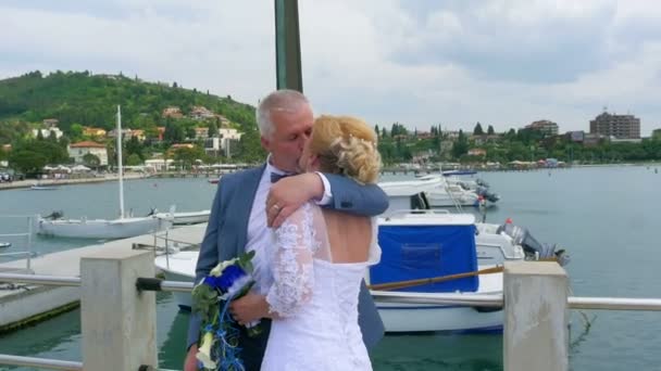 Couple Âge Moyen Qui Vient Marier Embrasse Sur Jetée Est — Video