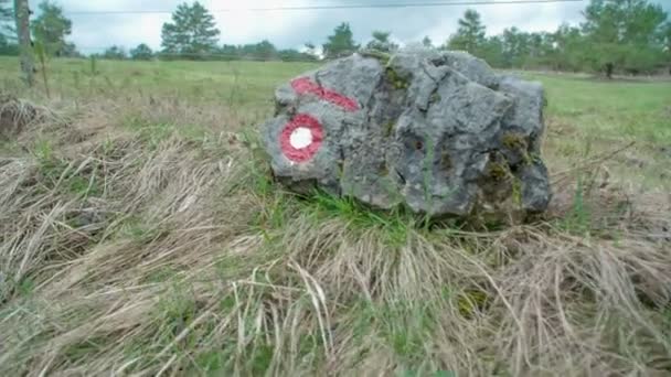 Червоно Біла Позначка Знаходиться Поверхні Каменю Знак Туристів Щоб Вони — стокове відео