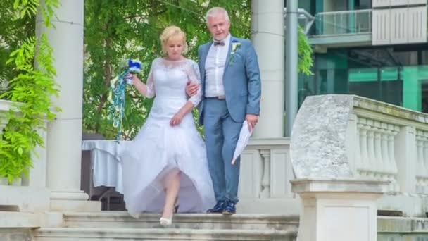 Una Coppia Sposata Scende Scale Stanno Facendo Servizio Fotografico Dopo — Video Stock