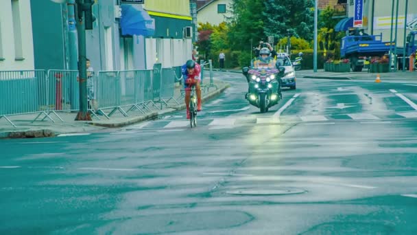 Duas Motocicletas Carro Estão Acompanhando Ciclista Estrada — Vídeo de Stock