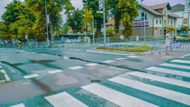 Ciclista Carretera Conduce Por Camino Mojado Resbaladizo — Vídeos de Stock