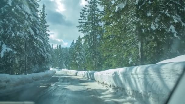 一辆汽车缓缓下山 道路非常滑 现在是冬季 阳光灿烂 — 图库视频影像