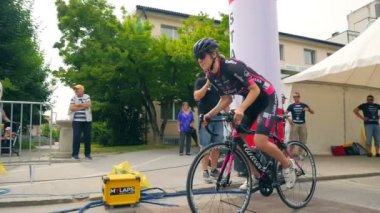 Genç bir kadın bisikletçi yarışa başlıyor..