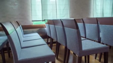 Odadaki koltuklar güzel düzenlenmiş..