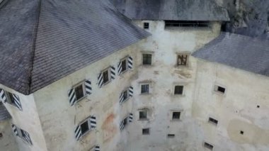 Predjama Kalesi düşmanlardan korunmak için kullanıldı. Kale, taş duvarın içine erişimi zorlaştırmak için doğal kayalık bir kemerin altına inşa edildi..