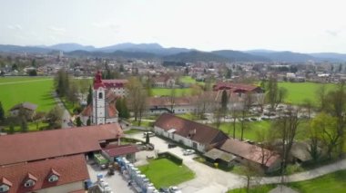 Bir kilise ve diğer bazı binalar bir kasabanın kenarında yer almaktadır. Hava görüntüsü. Yaz zamanı..