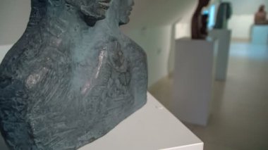 Müzedeki gri heykeller gibi. Burası eski moda bir ev..