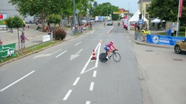 Bir sporcu dönüş yapar ve ters istikamete doğru devam eder..