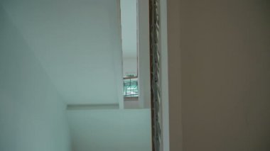 Apartmanın merdivenlerini görebiliyoruz..