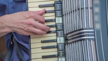 Düğündeki grup canlı müzik çalıyor. Bu canlı müzik çalan bir grup. İki adam akordeon çalıyor..