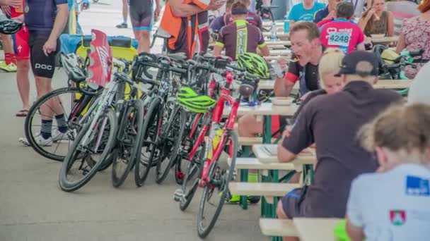 자전거가 주차되어 자전거 선수들은 휴식을 취하고 지지자들 점심을 즐기고 있습니다 — 비디오