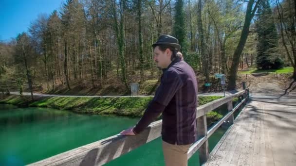 年轻男子在城堡附近木桥上的镜头 — 图库视频影像