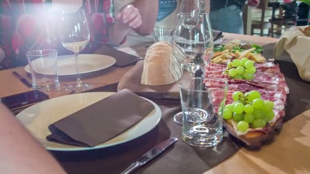 テーブルの上の食べ物は準備ができており ゲストは食べ始めます 何もかもがおいしい — ストック動画