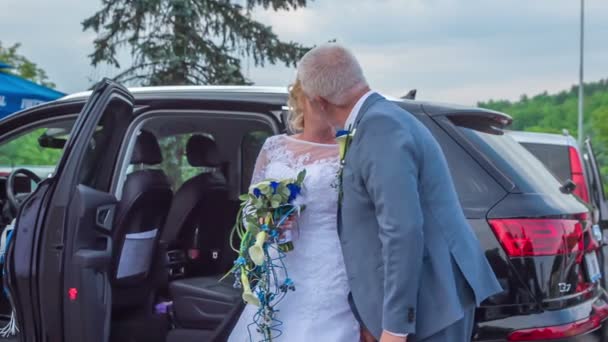 Tenhle Pár Středního Věku Právě Oženil Vypadají Velmi Šťastně — Stock video