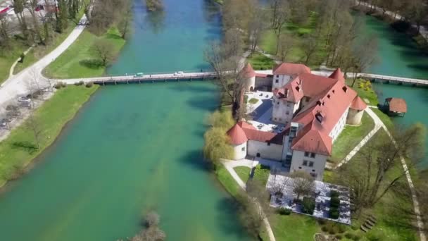 Luftaufnahmen Eines Wunderschönen Parks Mit Blauem Fluss Und Altem Schloss — Stockvideo