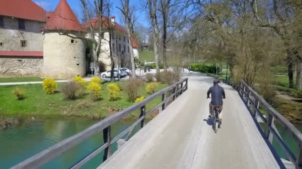 Filmato Giovane Uomo Bicicletta Sul Ponte Vicino Castello — Video Stock